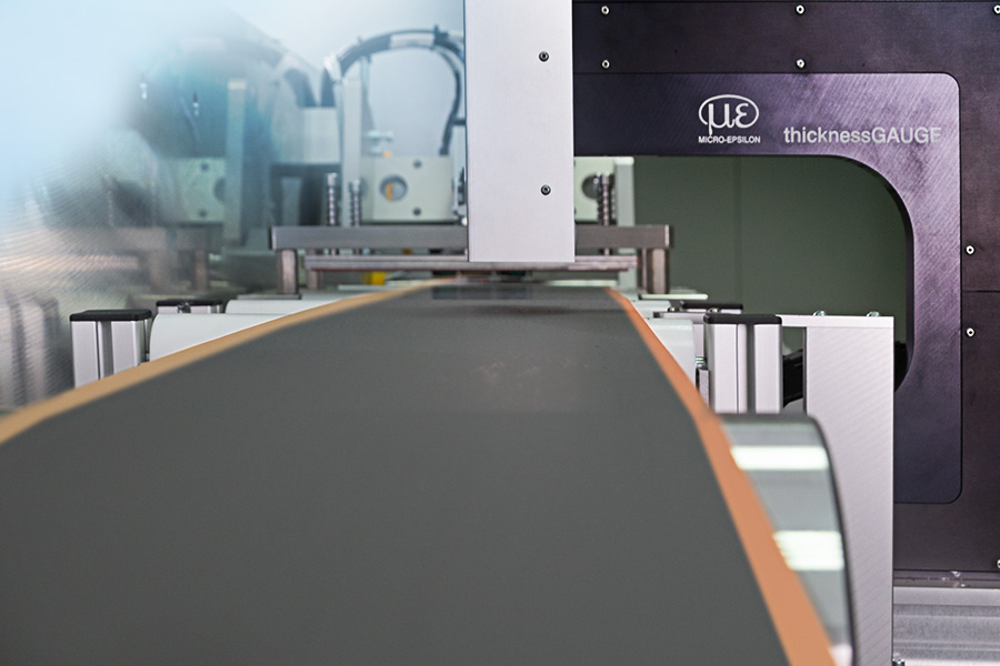 ストリップ材料のインライン厚さ測定